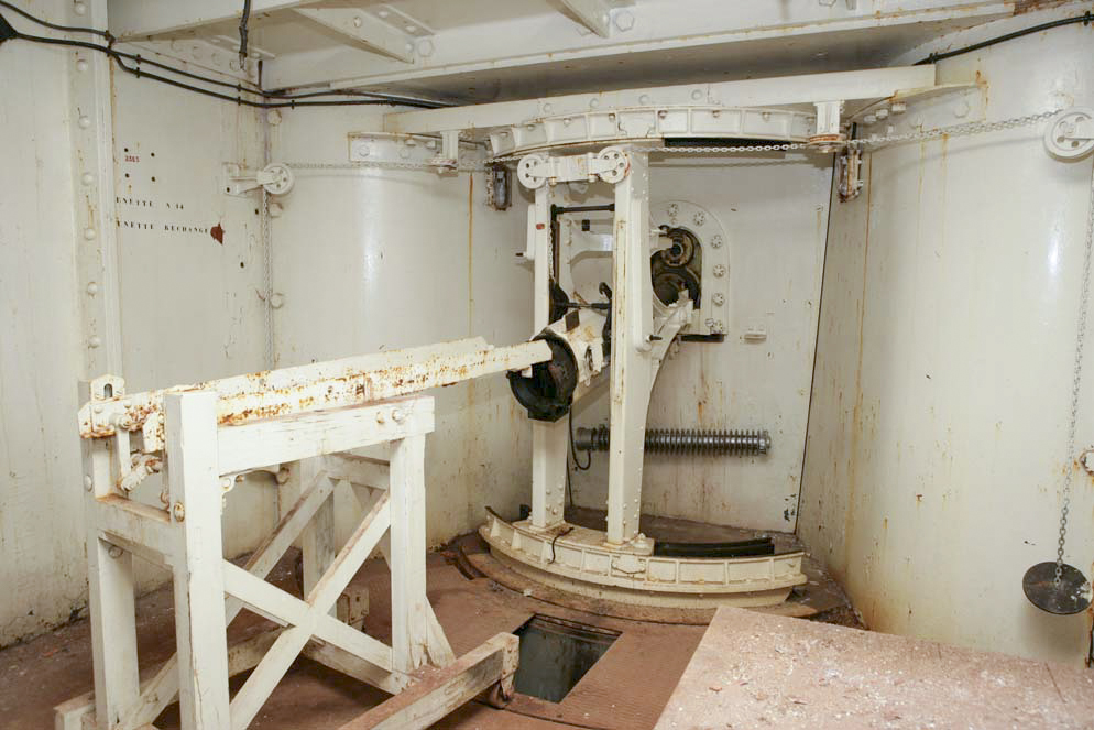 Ligne Maginot - LAVOIR - (Ouvrage d'artillerie) - Bloc 5
Chambre de tir cuirassée pour canon-mortier de 75 mle 31, avec le chariot destiné à la manutention du tube
