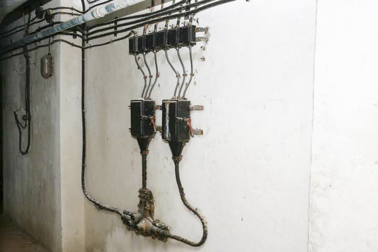 Ligne Maginot - LAVOIR - (Ouvrage d'artillerie) - Bloc 5
Etage inférieur
La distribution de l'éclairage du bloc