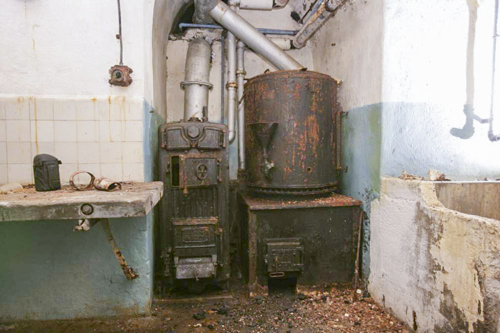 Ligne Maginot - LAVOIR - (Ouvrage d'artillerie) - La cuisine
Chaudière Fouché et percolateur Moyse & Verne fonctionnant au charbon
