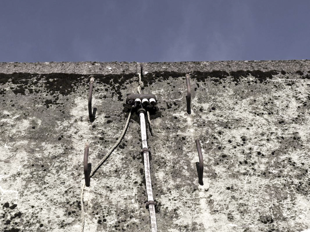Ligne Maginot - BREHAIN OUEST (C2 DE L'OUVRAGE DE BREHAIN) - (Casemate d'infanterie - Simple) - L'alimentation électrique en façade depuis le transformateur extérieur du CENE.
NB : le câble a été remplacé après guerre