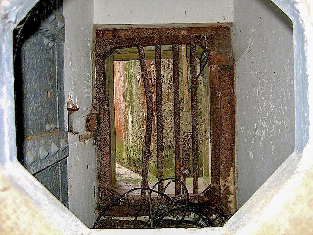 Ligne Maginot - BREHAIN OUEST (C2 DE L'OUVRAGE DE BREHAIN) - (Casemate d'infanterie - Simple) - L'issue des cours débouchant dans le fossé