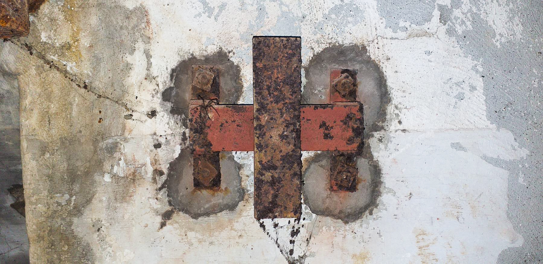 Ligne Maginot - 27BIS/3 - OBERWEIDT - (Casemate d'infanterie - double) - Chambre de tir sud-ouest.
Le support de la pompe de parage du canon de 47 - G.Fuchs