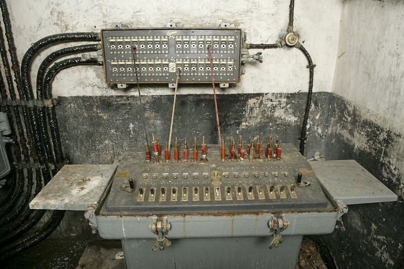 Ligne Maginot - CHARMAIX - (Central téléphonique isolé) - La table opérateur et le panneau mural 32 circuits
