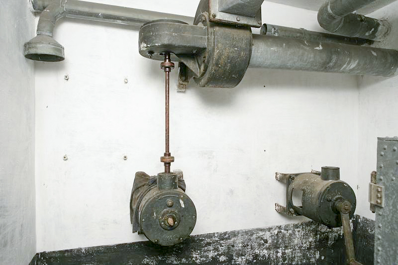 Ligne Maginot - CHARMAIX - (Central téléphonique isolé) - Le système de ventilation manuelle