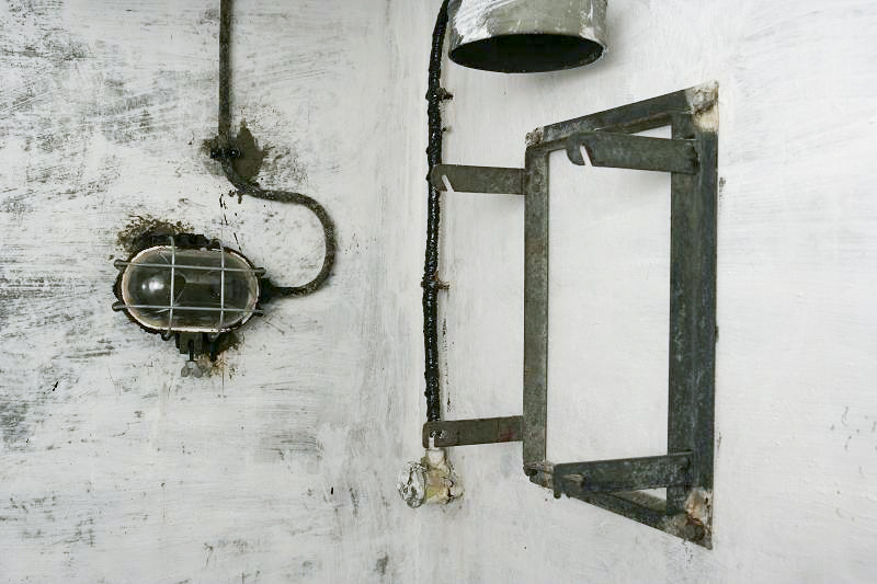 Ligne Maginot - CHARMAIX - (Central téléphonique isolé) - Eclairage 
Un support de lampe à pétrole et une vernie electrique