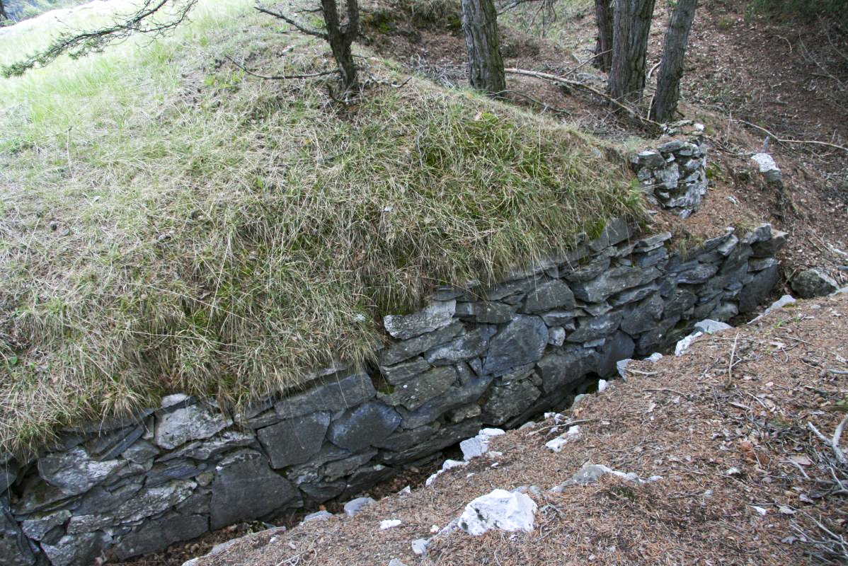 Ligne Maginot - COTE 1408 - (Blockhaus pour arme infanterie) - Les positions du sommet.
Les restes bétonnés sont en avant légèrement en contrebas