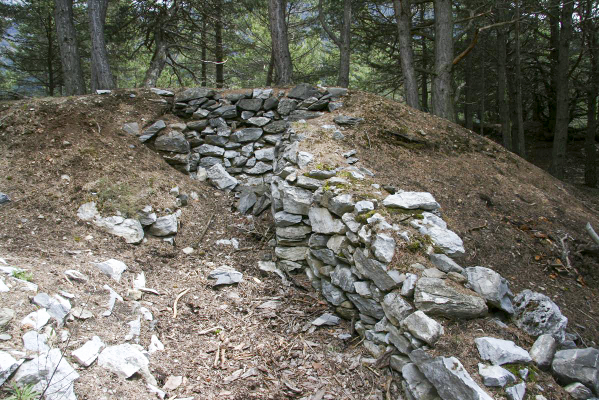 Ligne Maginot - COTE 1408 - (Blockhaus pour arme infanterie) - Les positions du sommet.
Les restes bétonnés sont en avant légèrement en contrebas