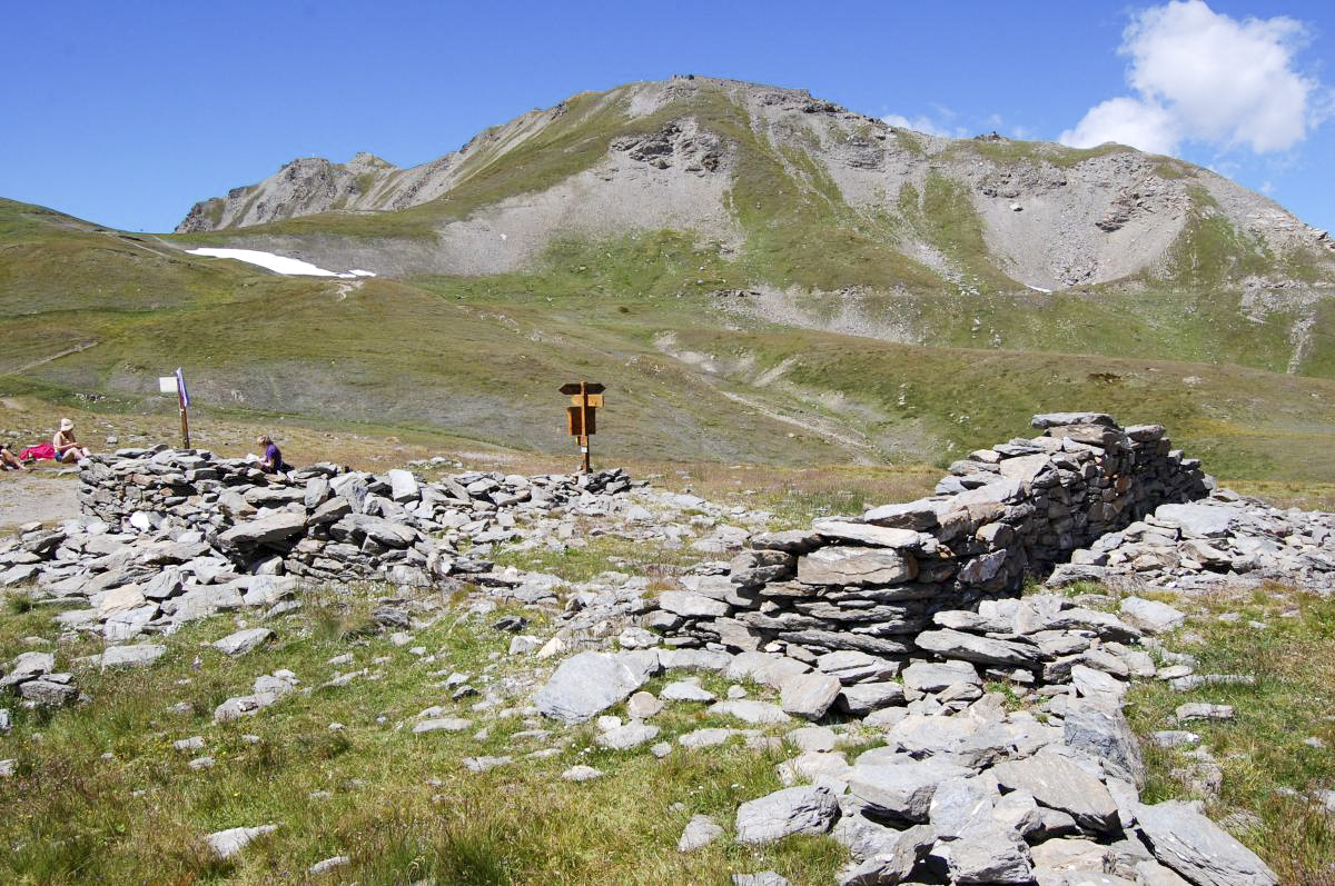 Ligne Maginot - MONT FROID EST - (Blockhaus pour arme infanterie) - Mont Froid, le plus haut ouvrage fortifié de France. 
À gauche Mont Froid ouest, au centre Mont Froid est, au premier plan le Col de Colliers avec les restes du poste de l'ancienne frontière. - Michal Prasil