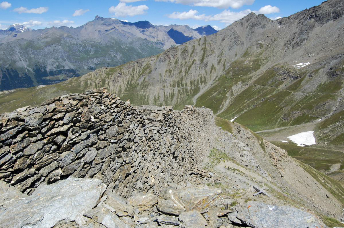 Ligne Maginot - MONT FROID EST - (Blockhaus pour arme infanterie) - Les remparts entre bastion sud et bastion est