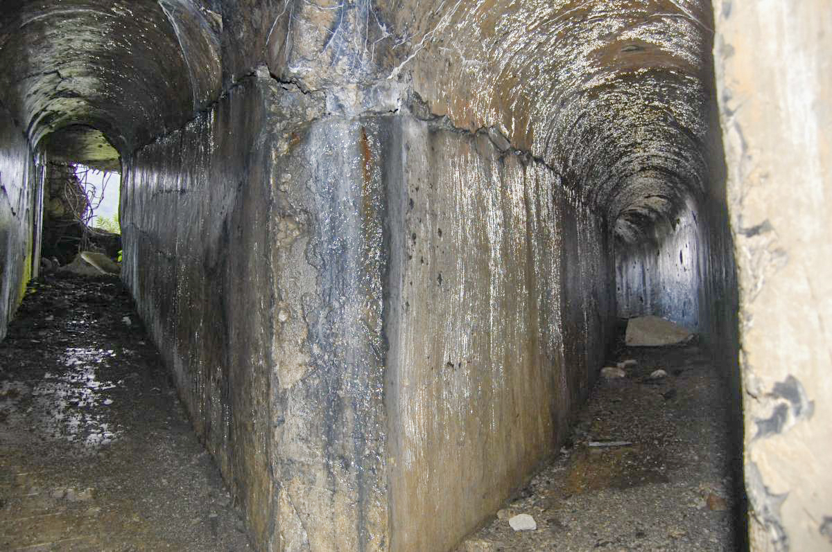 Ligne Maginot - REVETS - (Ouvrage d'infanterie) - À gauche bloc 2, à droite bloc 1