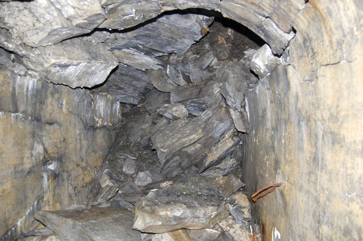 Ligne Maginot - REVETS - (Ouvrage d'infanterie) - L'éboulement de la galerie principale vers l'entrée - Michal Prasil