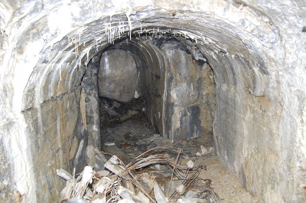 Ligne Maginot - REVETS - (Ouvrage d'infanterie) - La galerie principale vers bloc 3; à gauche le central téléphonique, au devant le magasin, à droite la galerie du bloc 3