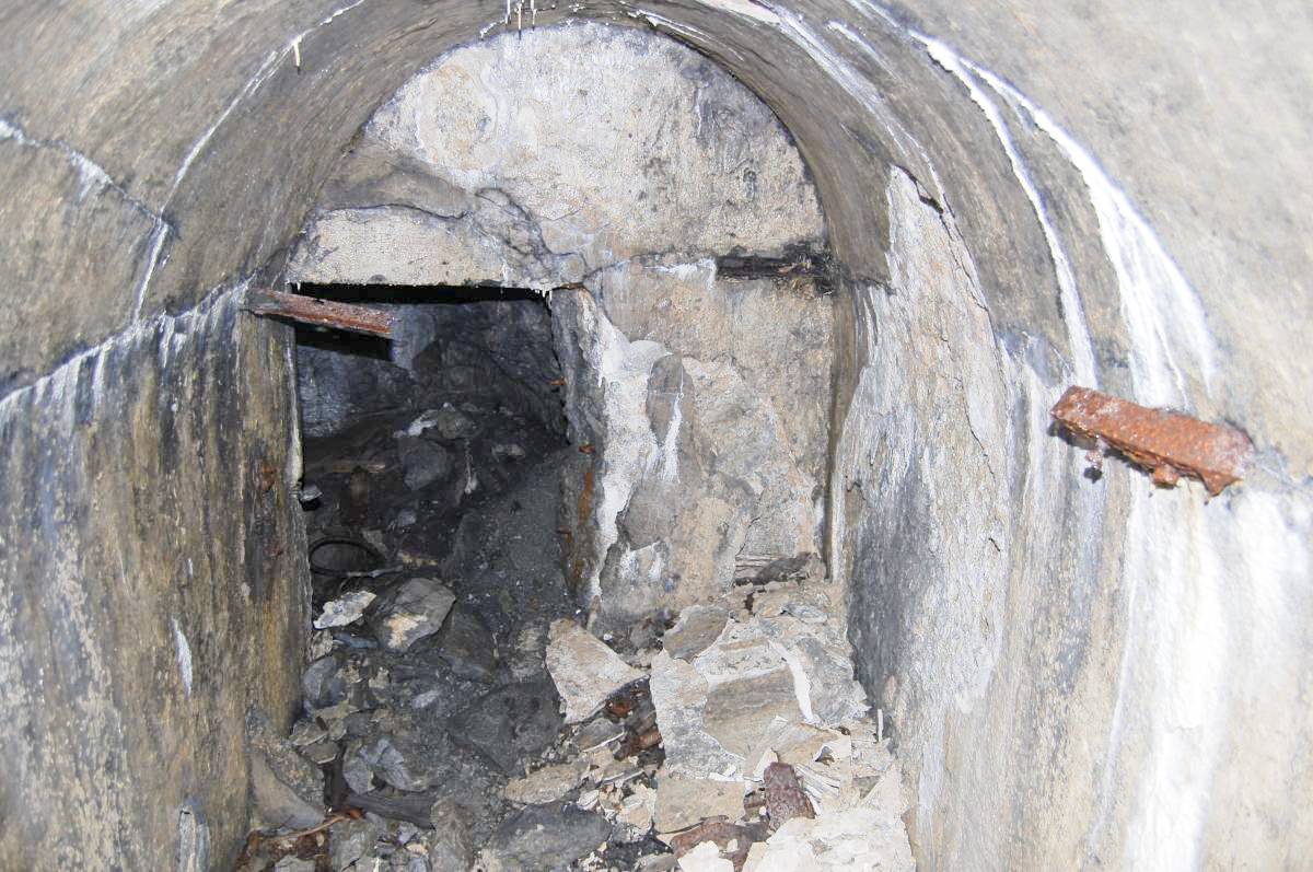 Ligne Maginot - REVETS - (Ouvrage d'infanterie) - Le local du puits du bloc 3 et le percement du couloir vers le magasin - Michal Prasil