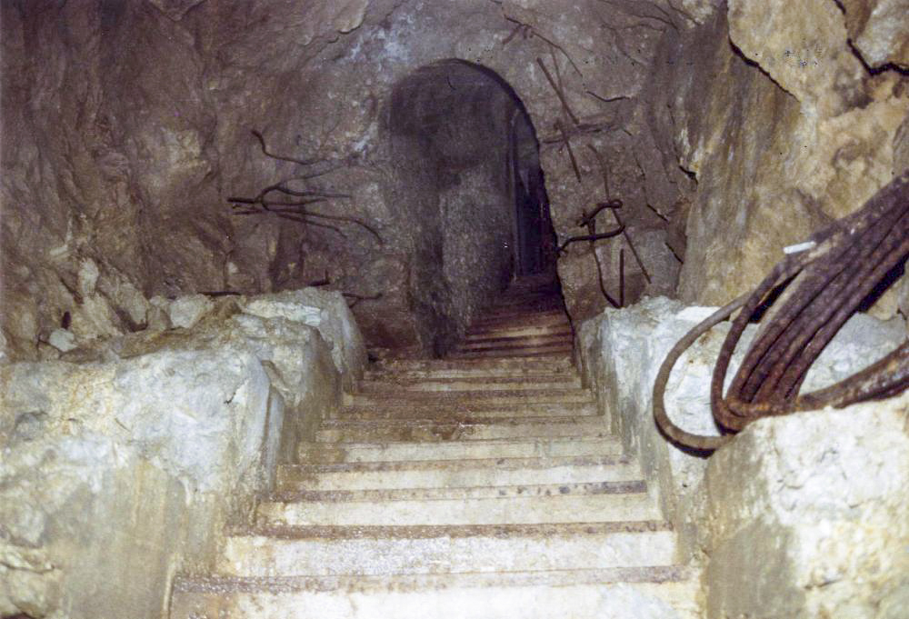 Ligne Maginot - AMODON - (Abri) - Escalier Nord
L'avancement des travaux est parfaitement visible sur ce cliché. L'entrée est bétonnée alors que vers le bas seul l'escalier est coulé.
Le câble roulé est l'une des arrivées téléphoniques de l'abri