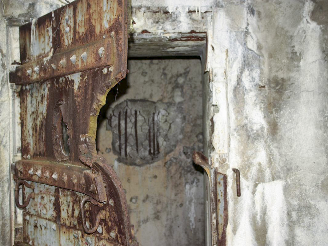 Ligne Maginot - AMODON - (Abri) - La porte blindée endommagée
