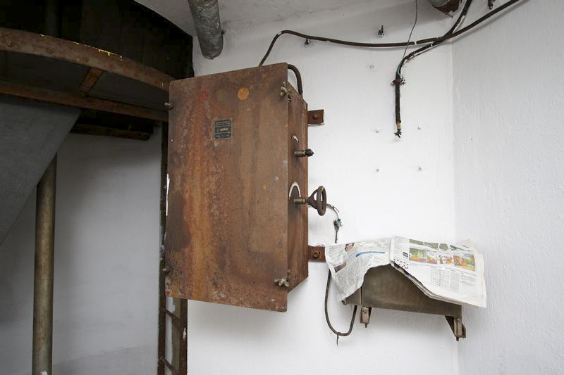 Ligne Maginot - BOIS KARRE - A12 - (Ouvrage d'infanterie) - Bas de la cloche GFM Est avec le boitier d'alimentation du projecteur électrique extérieur Eve et Noizet