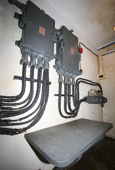 Ligne Maginot - BOIS KARRE - A12 - (Ouvrage d'infanterie) - Le central téléphonique 
Répartiteur téléphonique et boitier de protection du central
Le panneau mural au fond n'est pas d'origine, l'ouvrage était doté d'un panneau pour 32 circuits