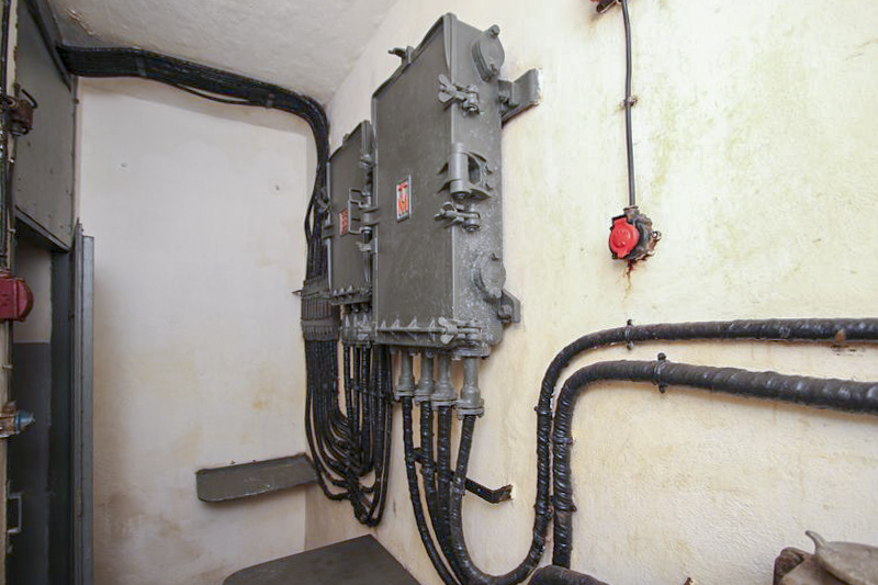 Ligne Maginot - BOIS KARRE - A12 - (Ouvrage d'infanterie) - Le central téléphonique 
Répartiteur téléphonique et boitier de protection du central