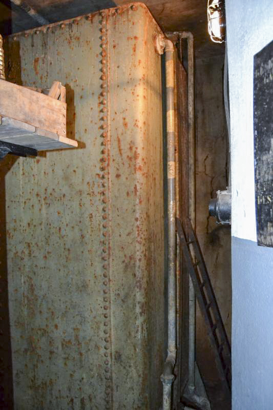Ligne Maginot - BOIS KARRE - A12 - (Ouvrage d'infanterie) - Usine électrique, local annexe - Les réservoirs (rivetés) d'eau de refroidissement des moteurs.