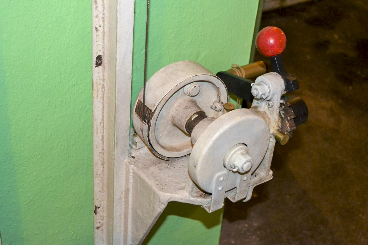 Ligne Maginot - BOIS KARRE - A12 - (Ouvrage d'infanterie) - Tourelle
Monte-charge vers l'étage intermédiaire : détail du petit treuil. - Jules MATHIEU