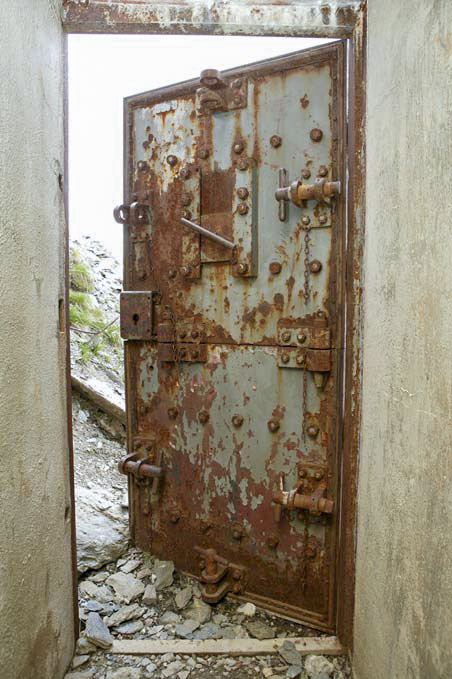 Ligne Maginot - FREJUS - (Ouvrage d'infanterie) - La porte du bloc d'entrée