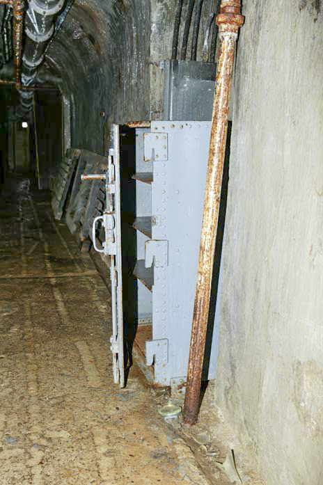 Ligne Maginot - FREJUS - (Ouvrage d'infanterie) - Central téléphonique
Le renfoncement ou le central est installé, le coffre étanche pour le stockage du matériel en temps de paix