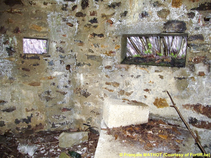 Ligne Maginot - BA106 - ROUTE DE REVIN 3. - (Blockhaus pour arme infanterie) - Créneau FM central + créneau AC de droite