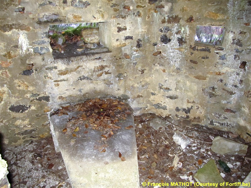 Ligne Maginot - BA106 - ROUTE DE REVIN 3. - (Blockhaus pour arme infanterie) - Créneau pour mitraillause de gauche + créneau FM central