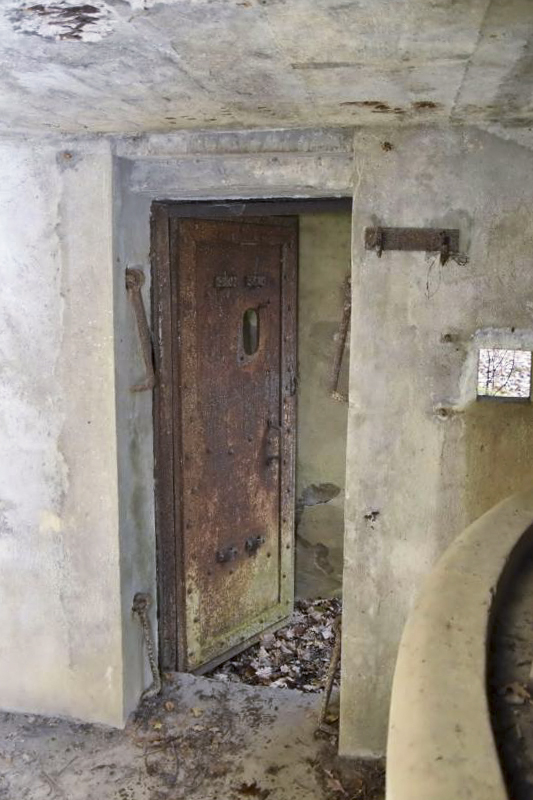 Ligne Maginot - CB9 - ROCKSWINGERT - (Blockhaus pour arme infanterie) - Porte d'entrée et créneau de défense rapprochée.
