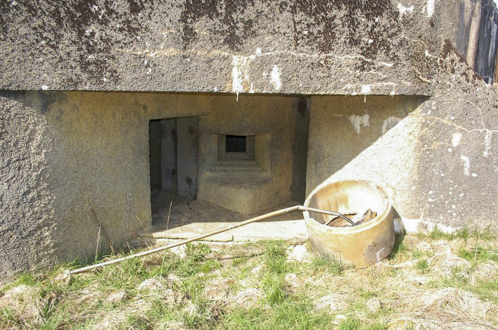 Ligne Maginot - MB121 - (Blockhaus pour canon) - Blockhaus en plein champ, forêt à proximité. L'entrée de l'ouvrage protégée...
