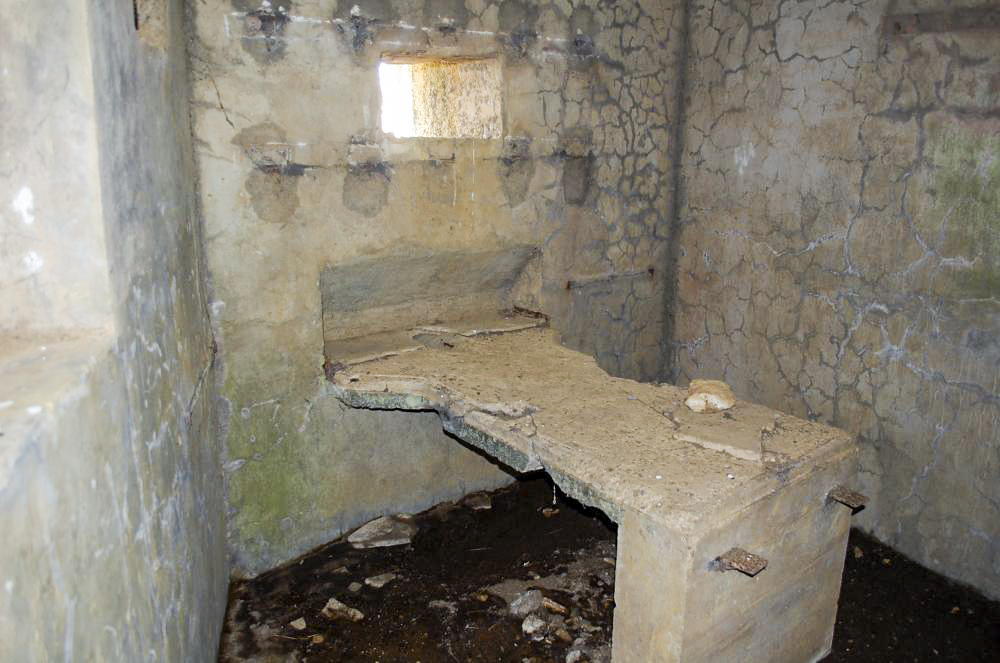 Ligne Maginot - MB121 - (Blockhaus pour canon) - Blockhaus en plein champ, forêt à proximité. 3 vues de l'intérieur