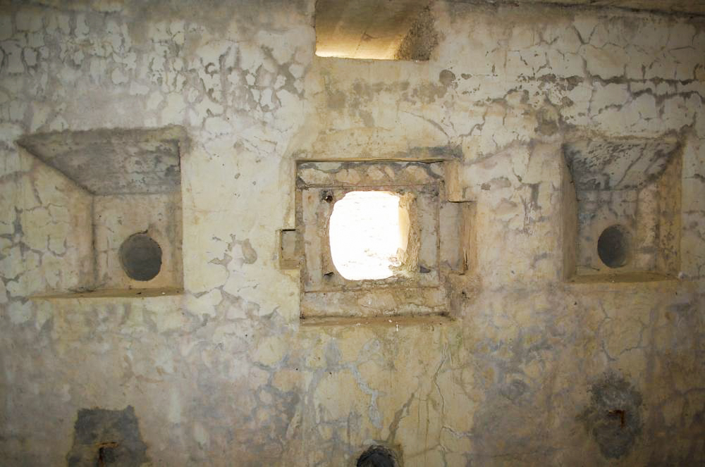 Ligne Maginot - MB121 - (Blockhaus pour canon) - Blockhaus en plein champ, forêt à proximité. 3 vues de l'intérieur - Christian RICHON/devoitine520