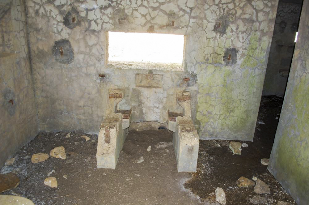 Ligne Maginot - MB121 - (Blockhaus pour canon) - Blockhaus en plein champ, forêt à proximité. 3 vues de l'intérieur