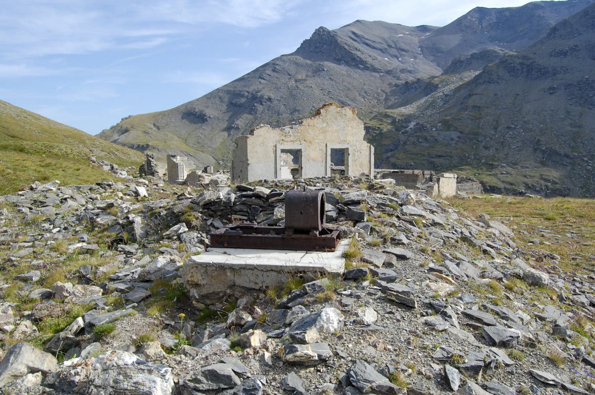 Ligne Maginot - Baraquements du Fréjus - Le moteur a été ébreché du fondement en hiver 2000/2001; état 2011