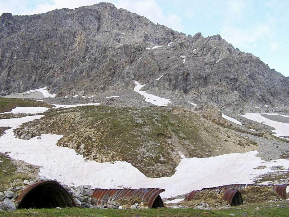 Ligne Maginot - Avant poste et casernement de la Roue - Le casernement de la Roue et, au second plan, l'ouvrage d'Avant Poste de la Roue