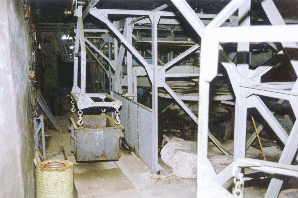 Ligne Maginot - PAS DU ROC - (Ouvrage d'artillerie) - Avec l'une des bennes en position.
Le cable et les pylônes ont été démontés (2000)