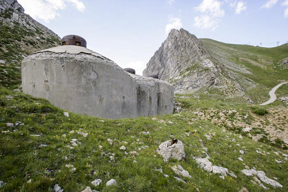 Ligne Maginot - PAS DU ROC - (Ouvrage d'artillerie) - Bloc 1
Les terrassements ne sont pas achevés, seule la dalle aurait du émerger du sol