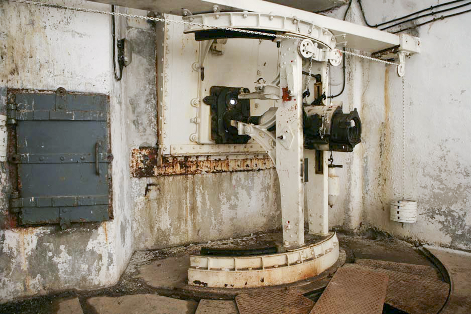Ligne Maginot - PAS DU ROC - (Ouvrage d'artillerie) - Bloc 3
Obusier de 75 mle 31 de gauche , la sortie de secours est visible sur la gauche de la photo