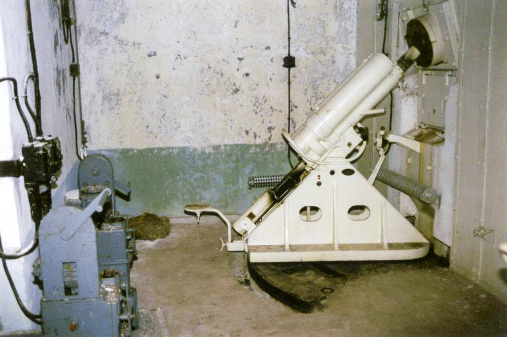 Ligne Maginot - PAS DU ROC - (Ouvrage d'artillerie) - Bloc 4
Chambre de tir vers Arrondaz 
Mortier de 81 mm