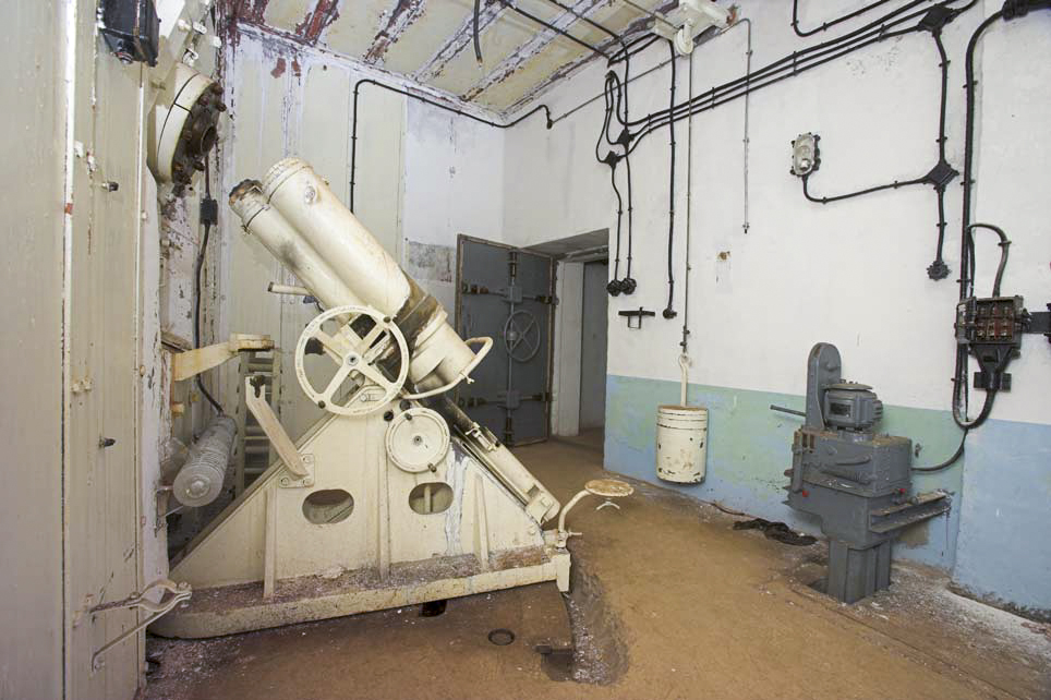 Ligne Maginot - PAS DU ROC - (Ouvrage d'artillerie) - Bloc 4
Chambre de tir vers Arrondaz
Mortier de 81 mle 32
La noria d'alimentation est visible sur la droite de la photo