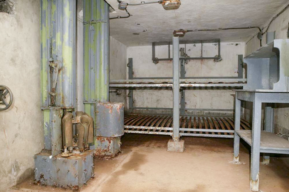 Ligne Maginot - PAS DU ROC - (Ouvrage d'artillerie) - Bloc 4
Magasin à munition en sous sol
La partie basse des norias d'alimentation des mortiers. Noter la présence de couchages pour les artilleurs.