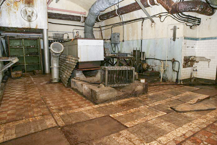 Ligne Maginot - PAS DU ROC - (Ouvrage d'artillerie) - L'usine électrique avec la cuisinière positionnée sur un socle de groupe  électrogène non posé
