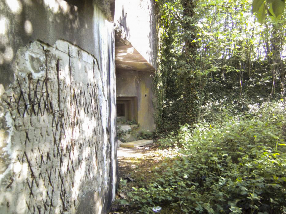 Ligne Maginot - HATTEN - O1 - (Observatoire d'artillerie) - Vue de la façade avec un créneau pour FM assurant la défense rapprochée