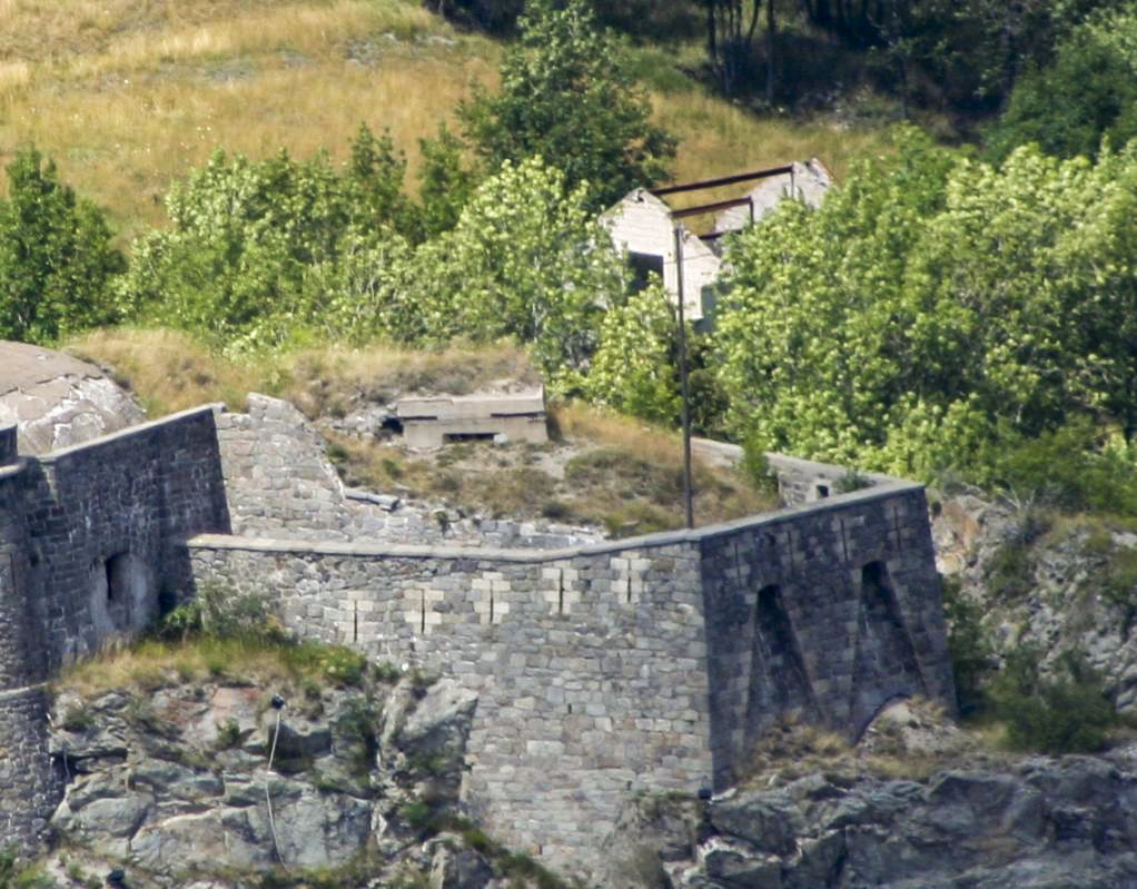 Ligne Maginot - REPLATON - (Observatoire d'artillerie) - L'observatoire vu du versant opposé (route du Charmaix)