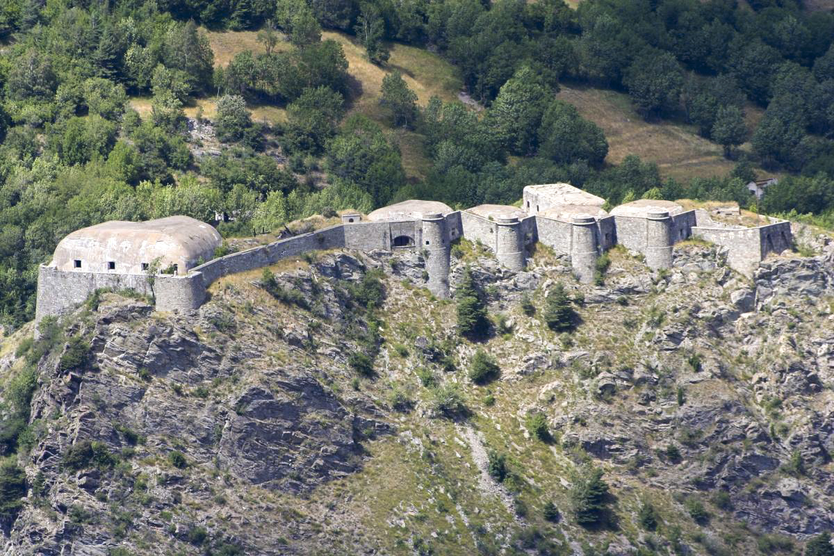 Ligne Maginot - REPLATON (QUARTIER ARC - 71° BAF) - (Position d'artillerie préparée) - vu de la route de Charmaix