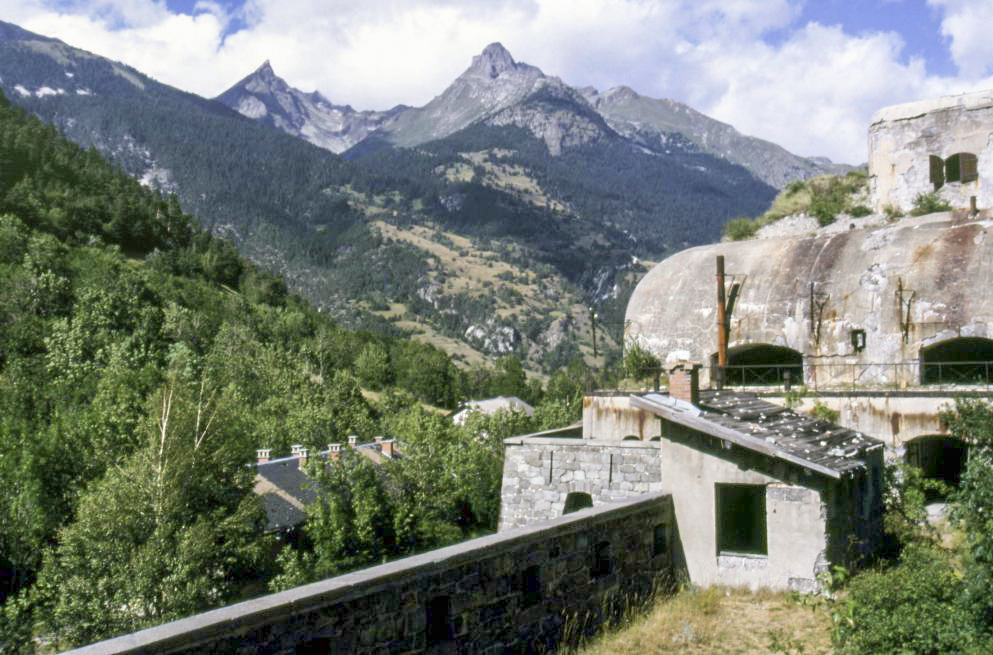 Ligne Maginot - REPLATON (QUARTIER ARC - 71° BAF) - (Position d'artillerie préparée) - Vue du Batterie A et les toits du camp