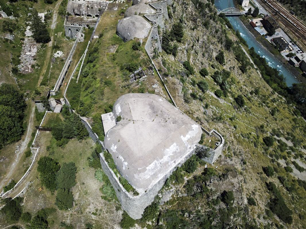 Ligne Maginot - REPLATON (QUARTIER ARC - 71° BAF) - (Position d'artillerie préparée) - Vue aérienne sur la batterie C - ELLENA - CUNY