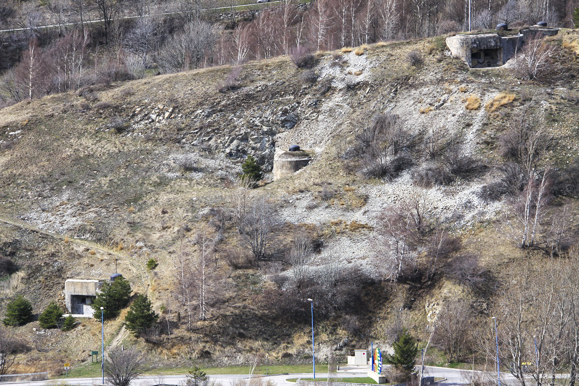 Ligne Maginot - SAINT GOBAIN - (Ouvrage d'infanterie) - Ensemble vu de la RN6
De droite à gauche : blocs 2, 3 et 4
L'entrée et le bloc 1 sont à contre-pente