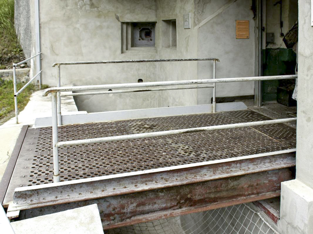 Ligne Maginot - SAINT GOBAIN - (Ouvrage d'infanterie) - Bloc EMH
Pont-levis en position et créneau FM