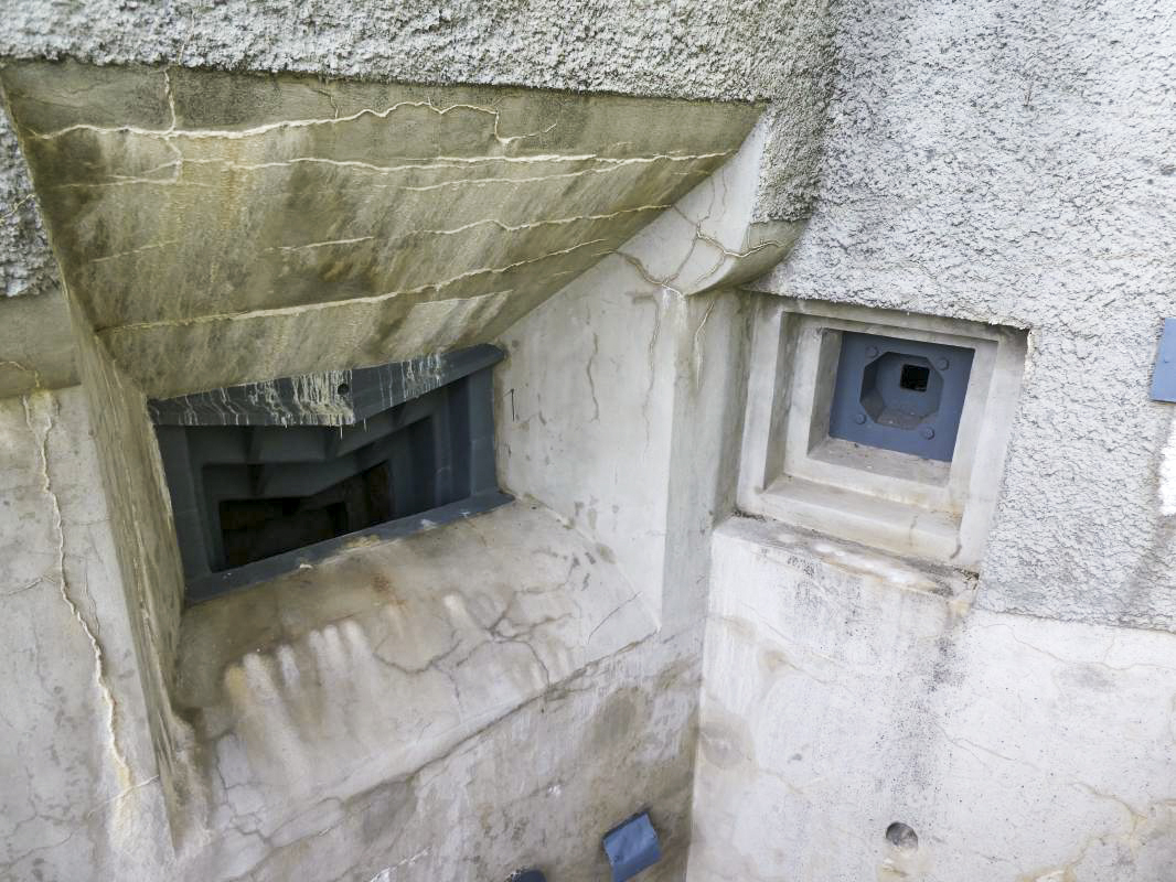 Ligne Maginot - SAINT GOBAIN - (Ouvrage d'infanterie) - Bloc 1
Détail d'un créneau de mortier et du créneau FM de défense du fossé